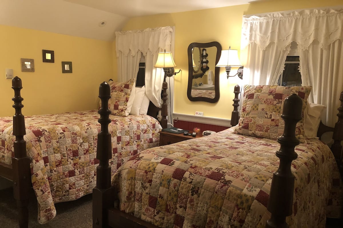 Luxury Twin Room, Private Bathroom, Courtyard View (Primrose #1)