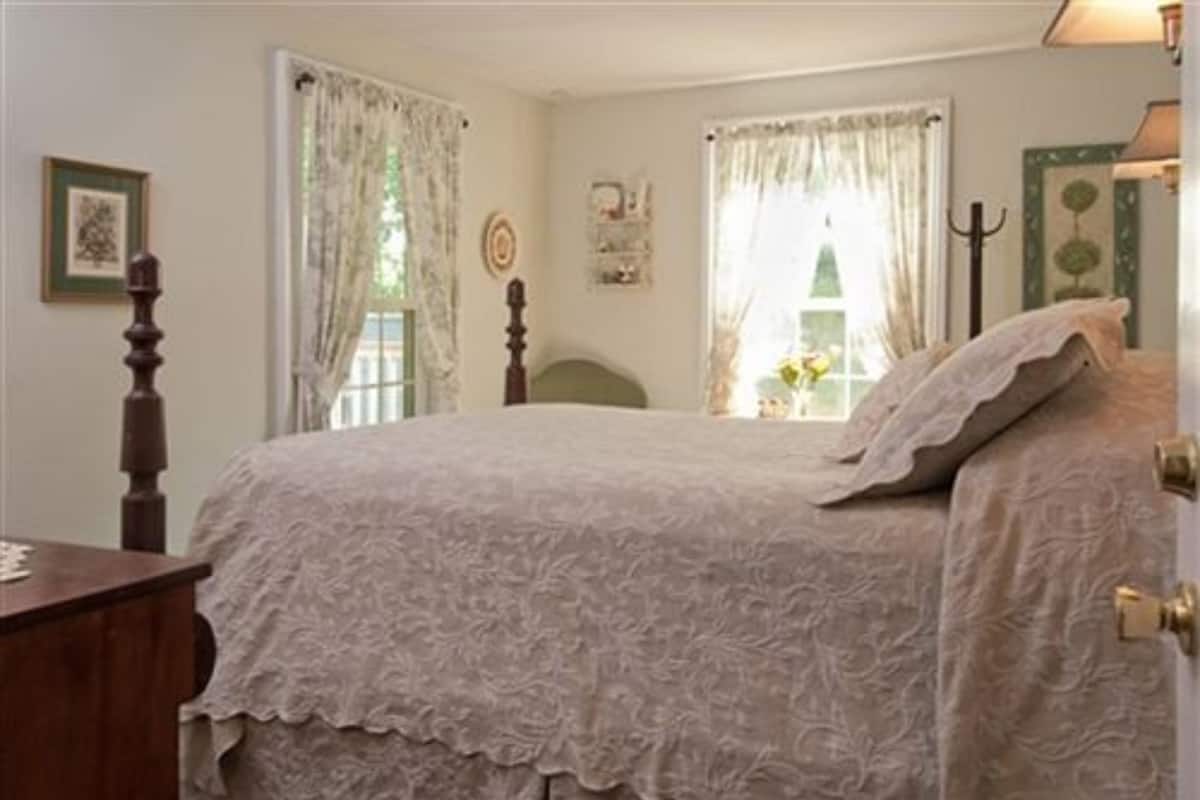 Standard Double Room, Ensuite (Lily of the Valley #4)