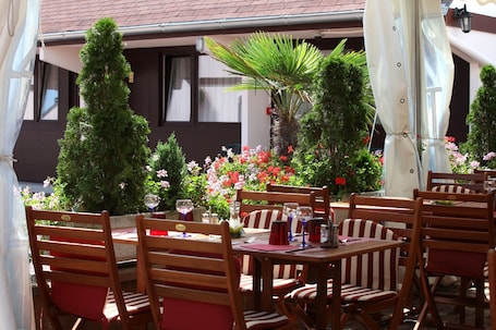 Speisen im Freien. Au Relais D'Alsace