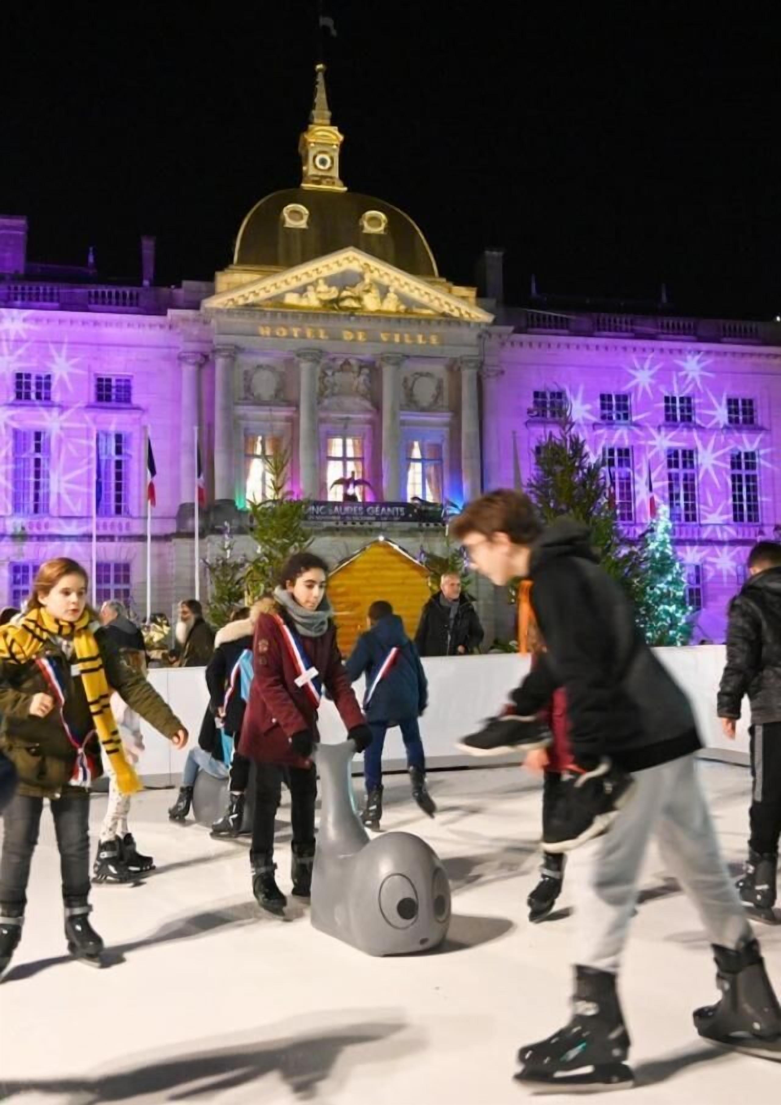 Een groep mensen schaatst voor een gebouw met een gouden koepel en zuilen.
