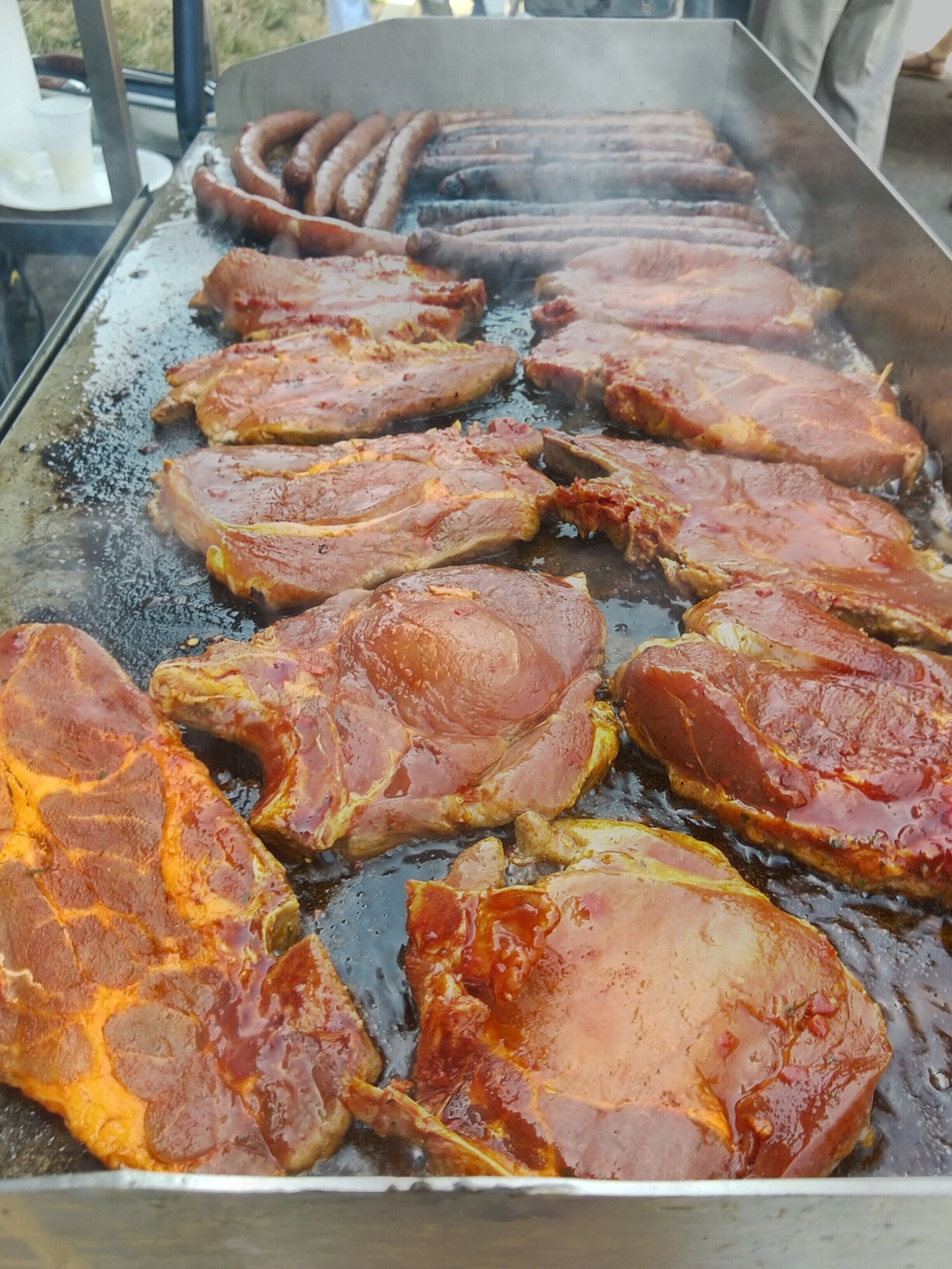 Un gril sur lequel différentes sortes de viande sont en train de cuire.
