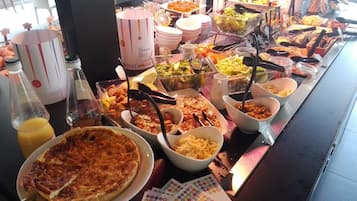 Petit déjeuner buffet (13.90 EUR par personne)