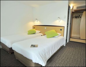 Standard Room, 2 Twin Beds | Premium bedding, desk, blackout drapes, iron/ironing board - Kyriad Chalons En Champagne - Saint Martin (Saint-Martin-sur-le-Pre)