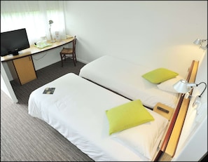 Standardzimmer, 2 Einzelbetten | Hochwertige Bettwaren, Schreibtisch, Verdunkelungsvorhänge