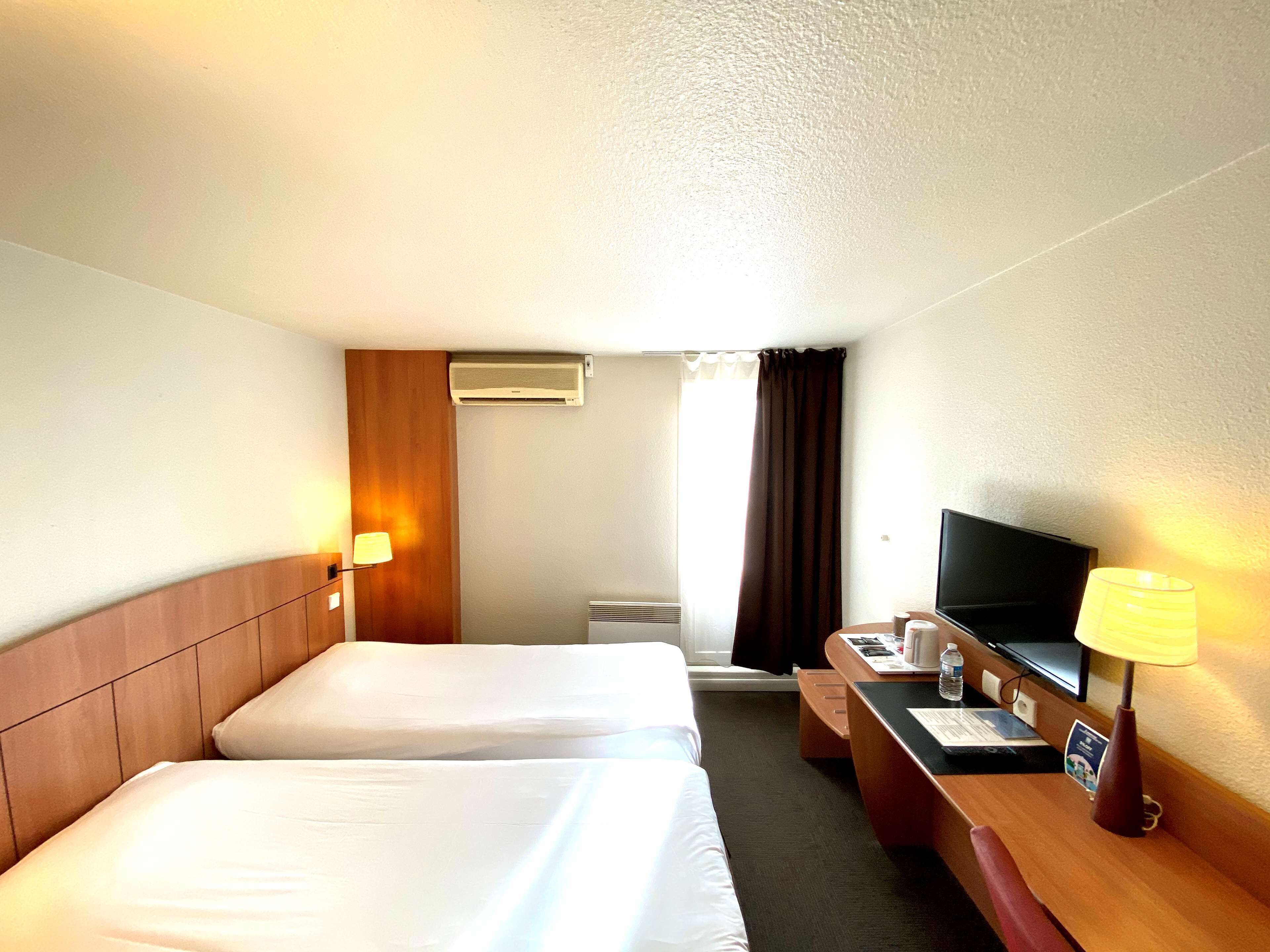 高級寝具、デスク、ノートパソコン用作業スペース、遮光カーテン