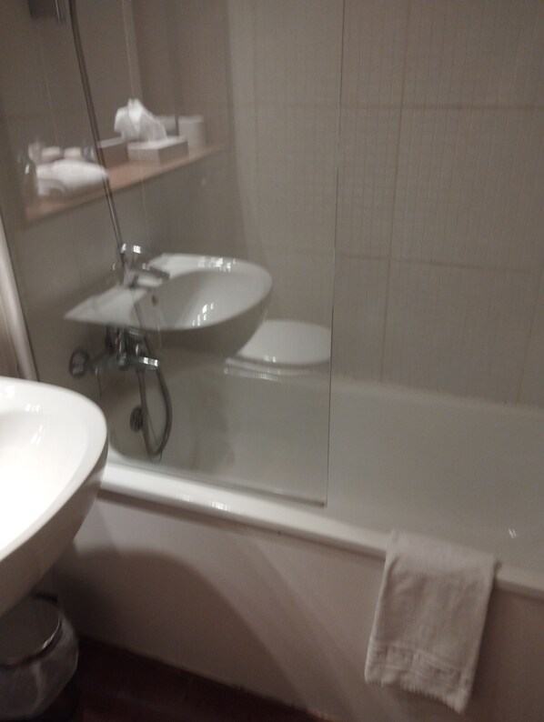 Une salle de bain avec un lavabo, des toilettes et une baignoire.