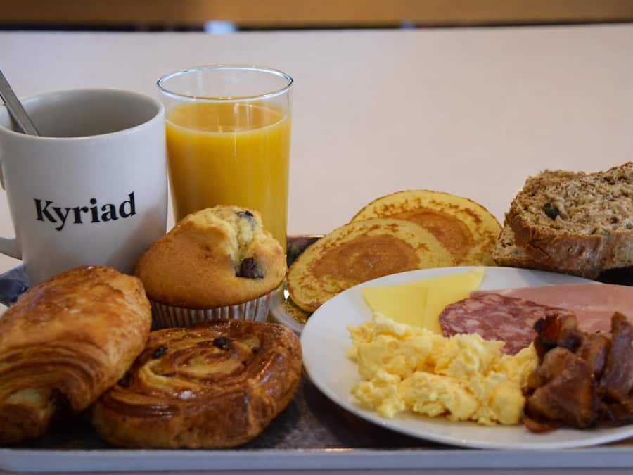 Päivittäinen buffetaamiainen (12.9 EUR per henkilö)