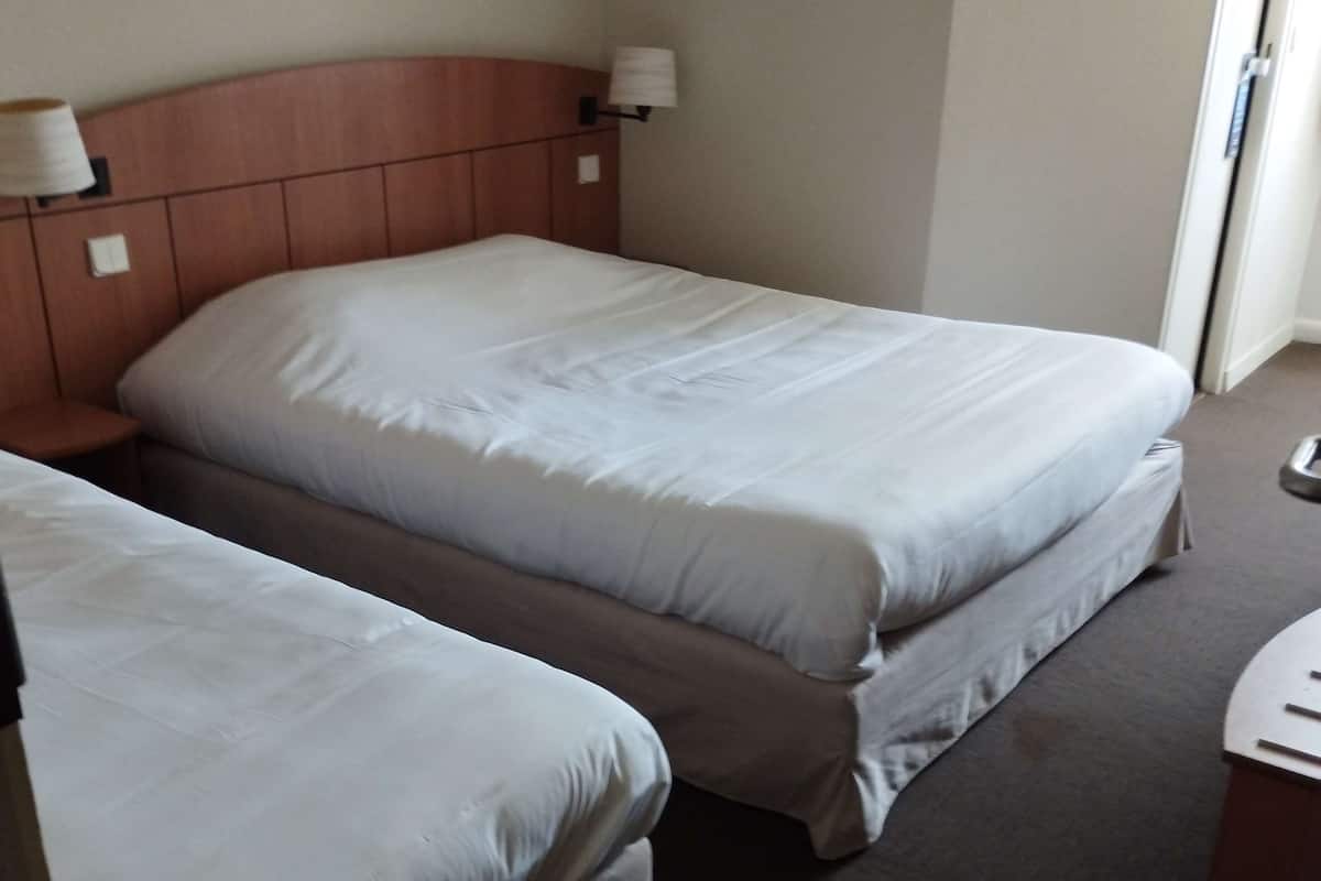 Ropa de cama de alta calidad y escritorio