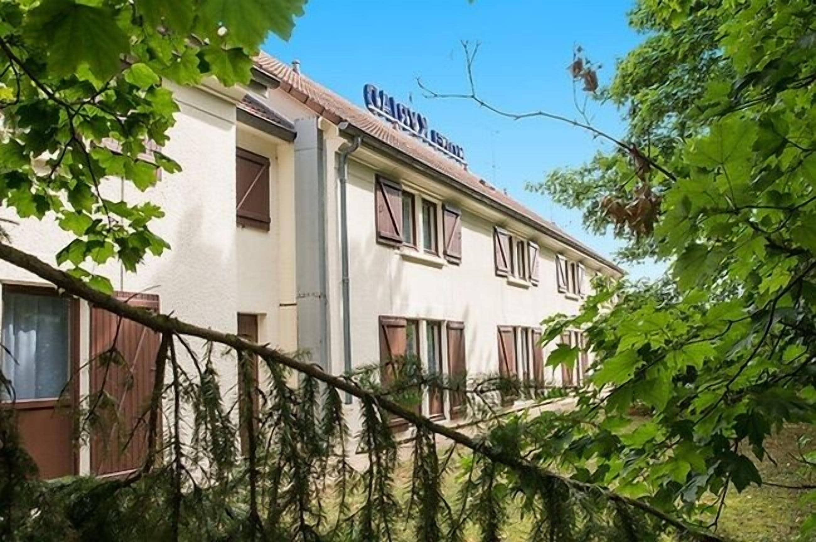 Un edificio con un cartel que dice 'Hotel'.