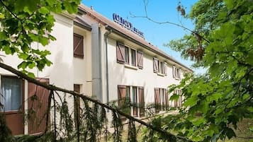 Un edificio con un cartel que dice 'Hotel'.