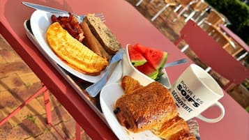 Tägliches Frühstücksbuffet (12.9 EUR pro Person)