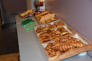 Daily buffet breakfast for a fee - Kyriad Montargis - Amilly (Amilly)