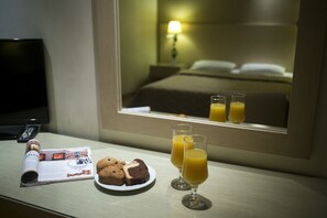 Doppelzimmer | Minibar, Zimmersafe, Schreibtisch, Verdunkelungsvorhänge