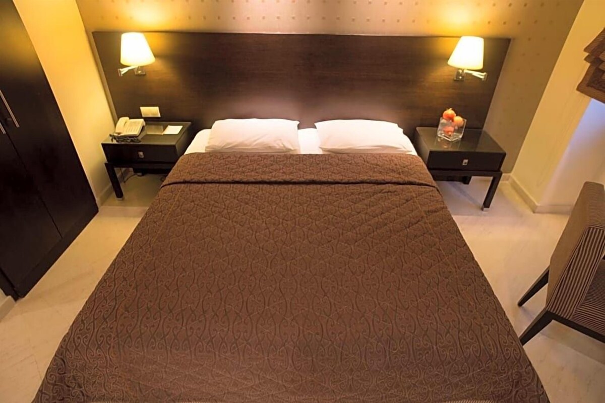 Minibar, két bảo mật tại phòng, bàn, màn/rèm cản sáng