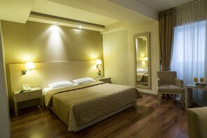 ميني بار وخزنة داخل الغرفة ومكتب وستائر تعتيم