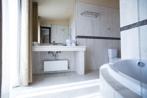 Suite Junior | Bagno | Vasca, asciugacapelli, asciugamani