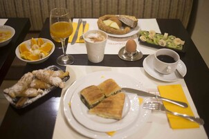 Café da manhã com buffet todos os dias mediante uma taxa