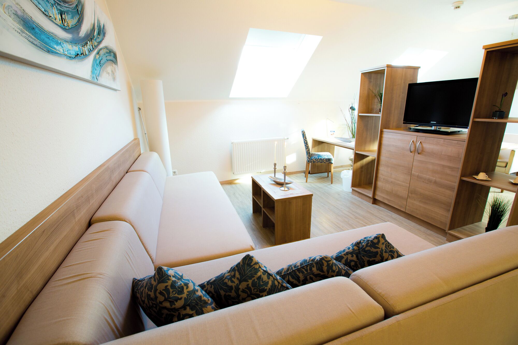 comfort apartment, kitchen, annex building (wormser str. 11) | living area | 43-inch led tv with satellite channels, tv