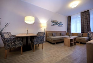 Comfort Apartment, Kitchen, Annex Building (Wormser Str. 11) | Living area | 43-inch LED TV with satellite channels, TV - Hotel & Living Am Wartturm (Speyer)