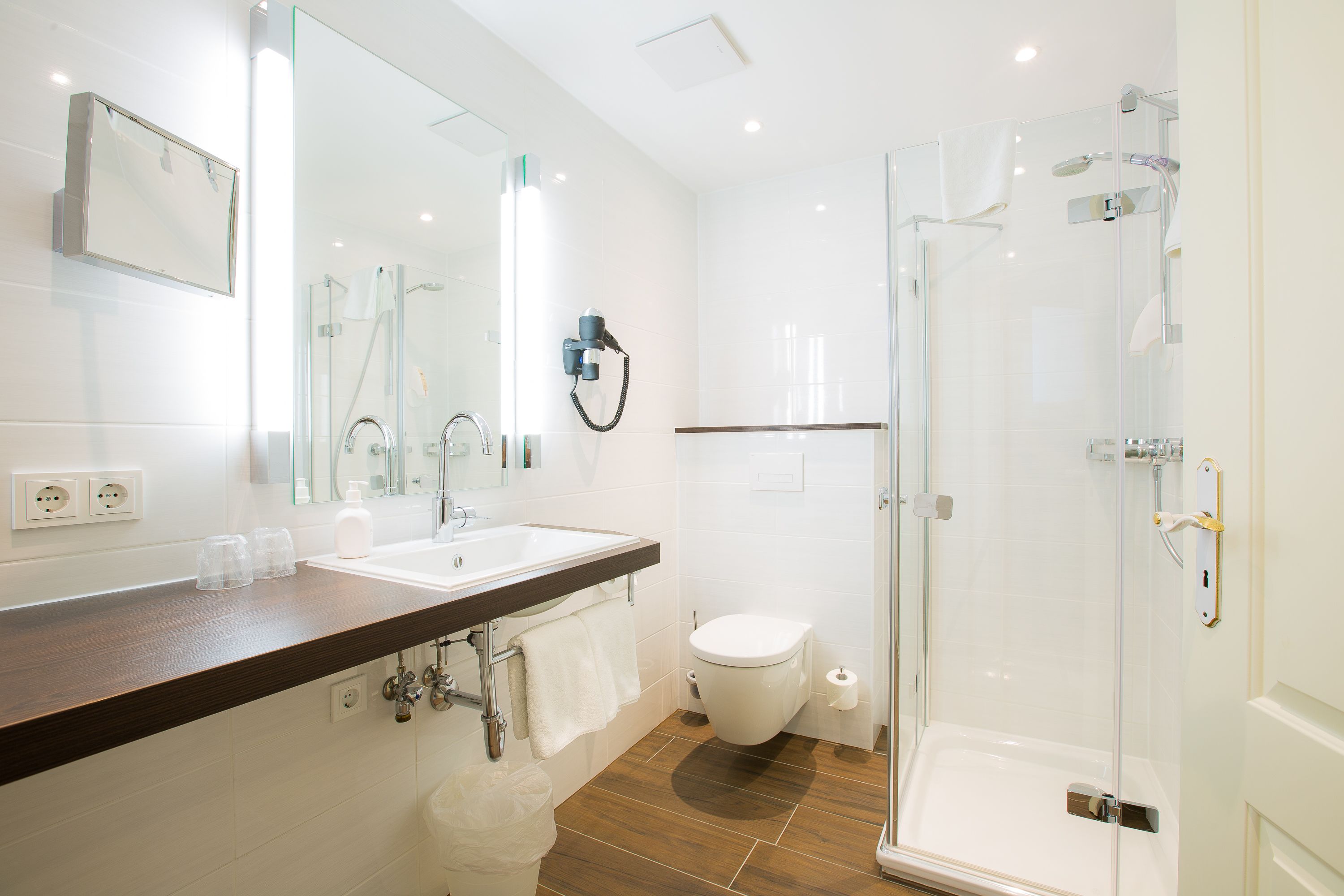 comfort family apartment | bathroom | shower, hair dryer, towels, soap