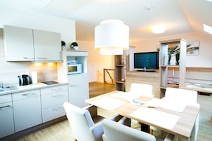 Comfort Apartment, Kitchen, Annex Building (Wormser Str. 11) | In-room dining