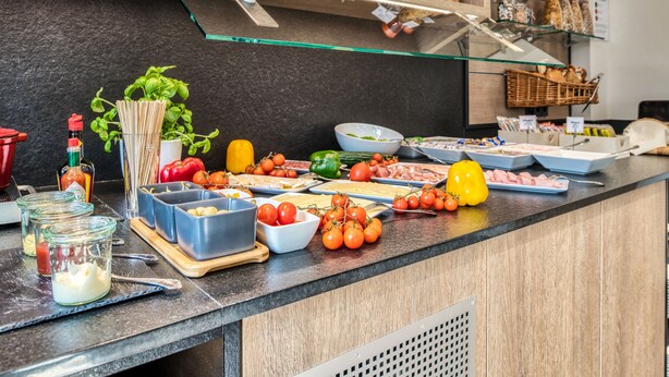 Ein Buffet mit verschiedenen Speisen und Beilagen.