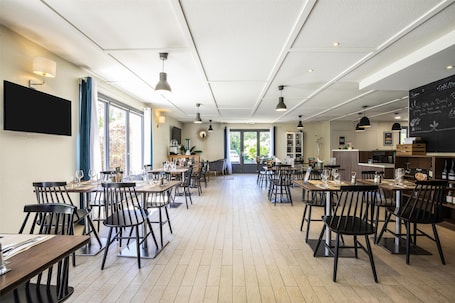 Petit déjeuner, déjeuner et dîner servis sur place. Campanile Avallon