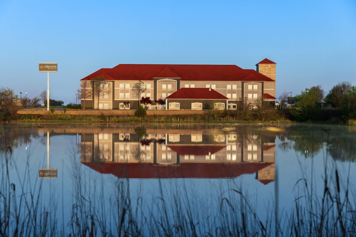 ショナイ La Quinta Inn & Suites by Wyndham Shawnee ホテル 客室