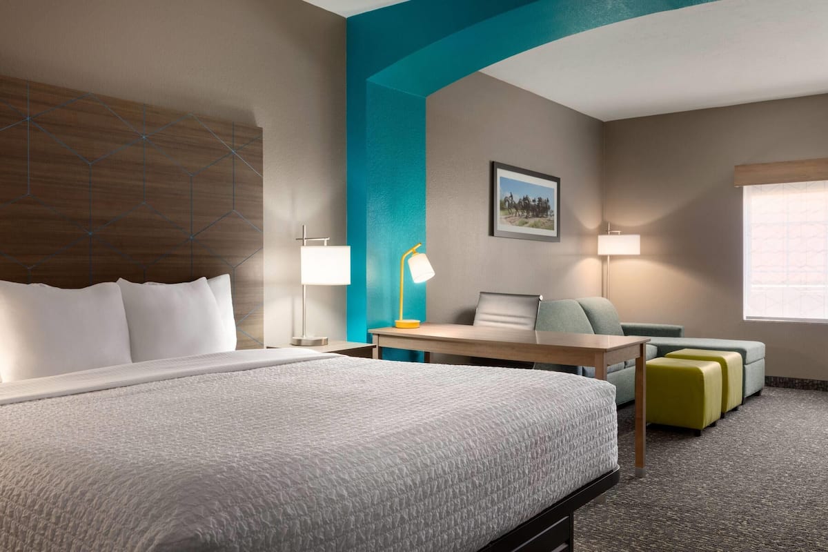 Deluxe Suite, 1 King Bed, Accessible, Non Smoking (Mobility/Hearing Impaired Accessible) | Premium bedding, desk, blackout curtains, iron/ironing board
