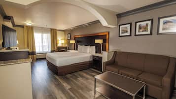 Suite, 1 cama King size y sofá cama, para no fumadores | Ropa de cama de alta calidad, muebles diferentes y escritorio
