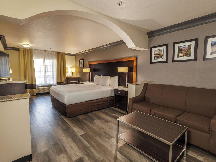 Ropa de cama de alta calidad, muebles diferentes y escritorio