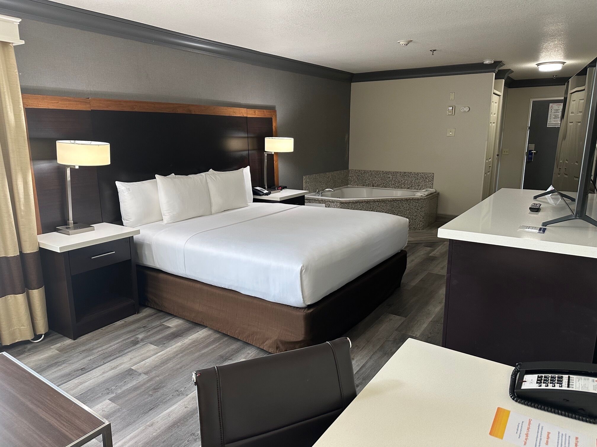 Suite, 1 très grand lit, non-fumeur, baignoire à jets | Literie de qualité, ameublement unique, bureau