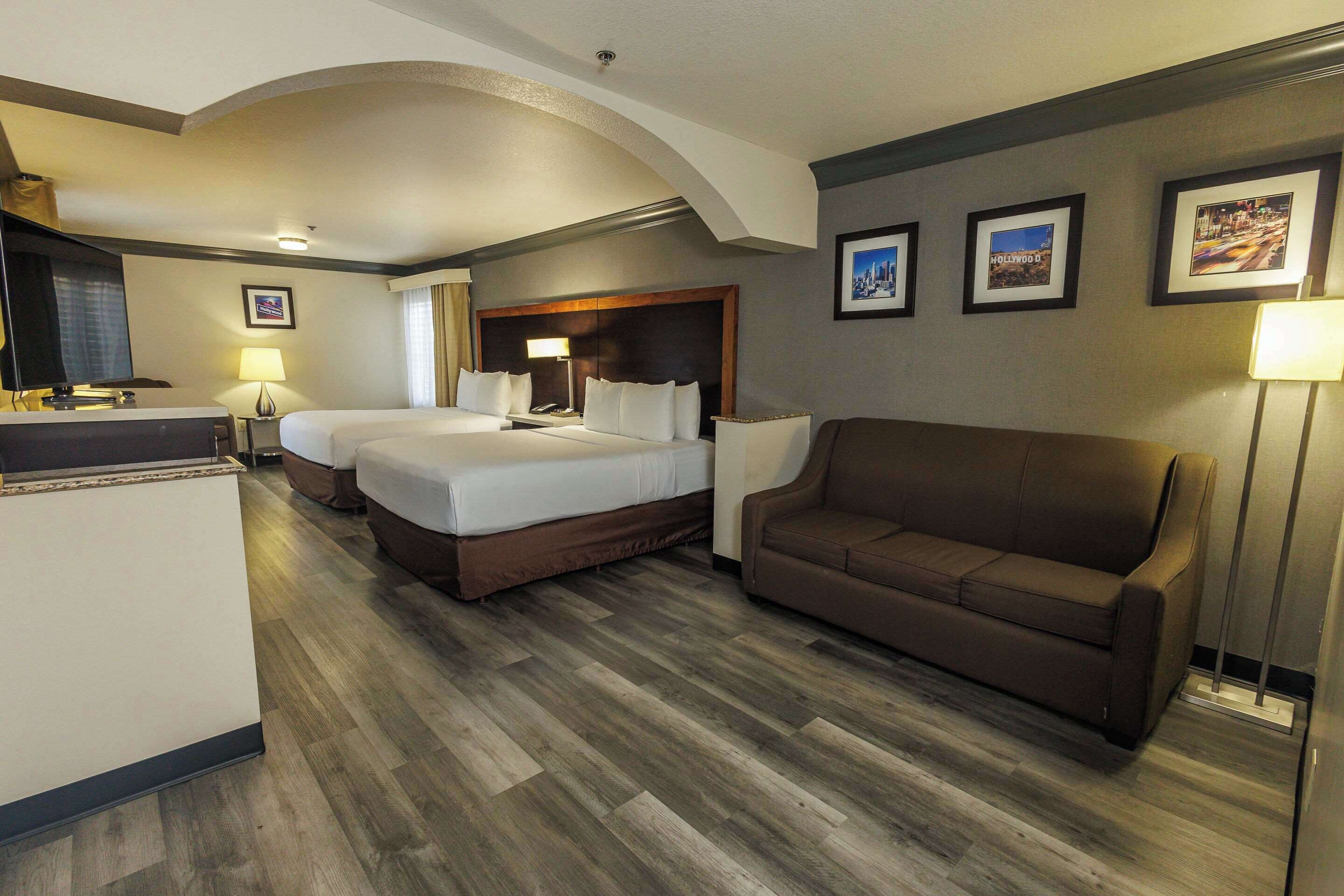 suite, multiple beds, non smoking | premium bedding, individually furnished, desk, laptop workspace