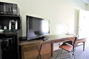 Premium Room, 1 King Bed, Non Smoking | Egyptian cotton sheets, premium bedding, desk, laptop workspace