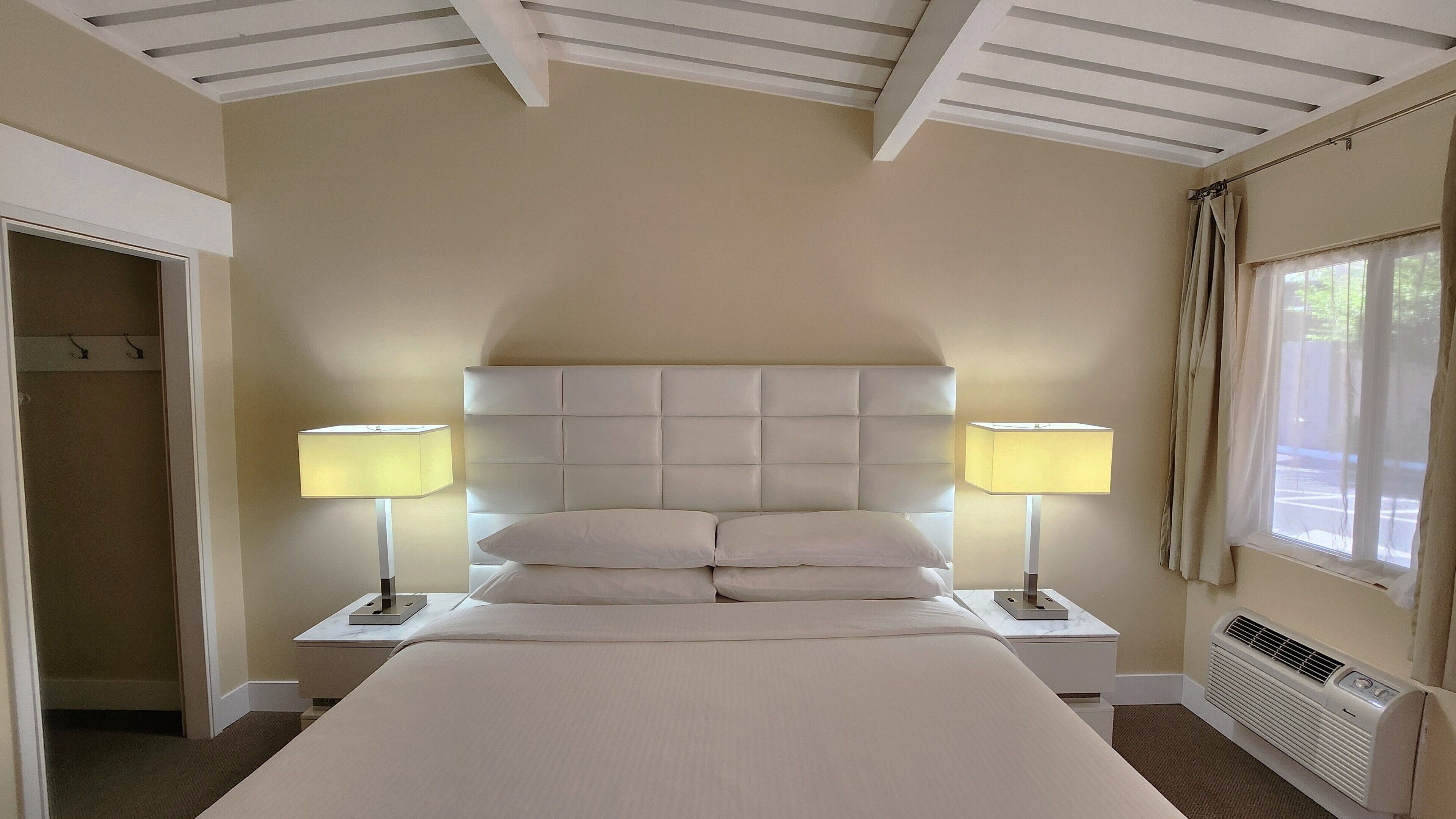 Classic Room, 1 Queen Bed, Non Smoking | Egyptian cotton sheets, premium bedding, desk, laptop workspace