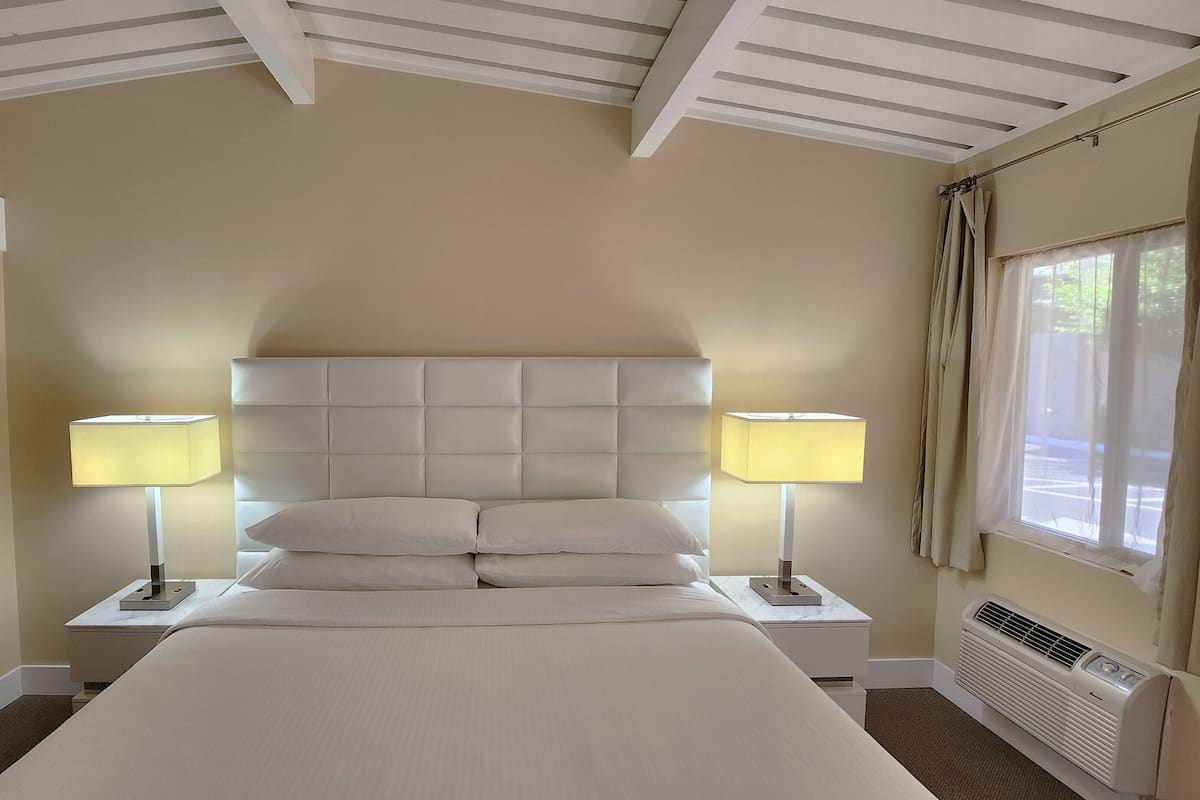 Classic Room, 1 Queen Bed, Non Smoking | Egyptian cotton sheets, premium bedding, desk, laptop workspace