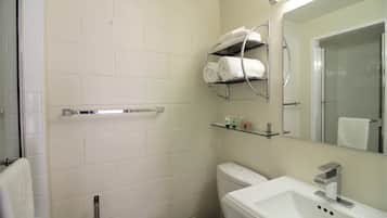 Quarto premium, 1 cama King, para não fumantes | Banheiro | Chuveiro, produtos de toalete biodegradáveis, secador de cabelo