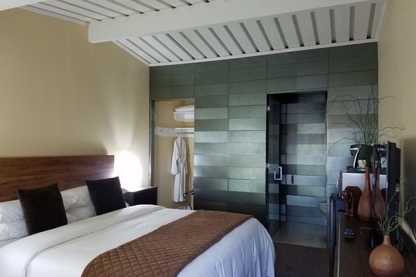 Signature Room, 1 King Bed, Non Smoking | Egyptian cotton sheets, premium bedding, desk, laptop workspace