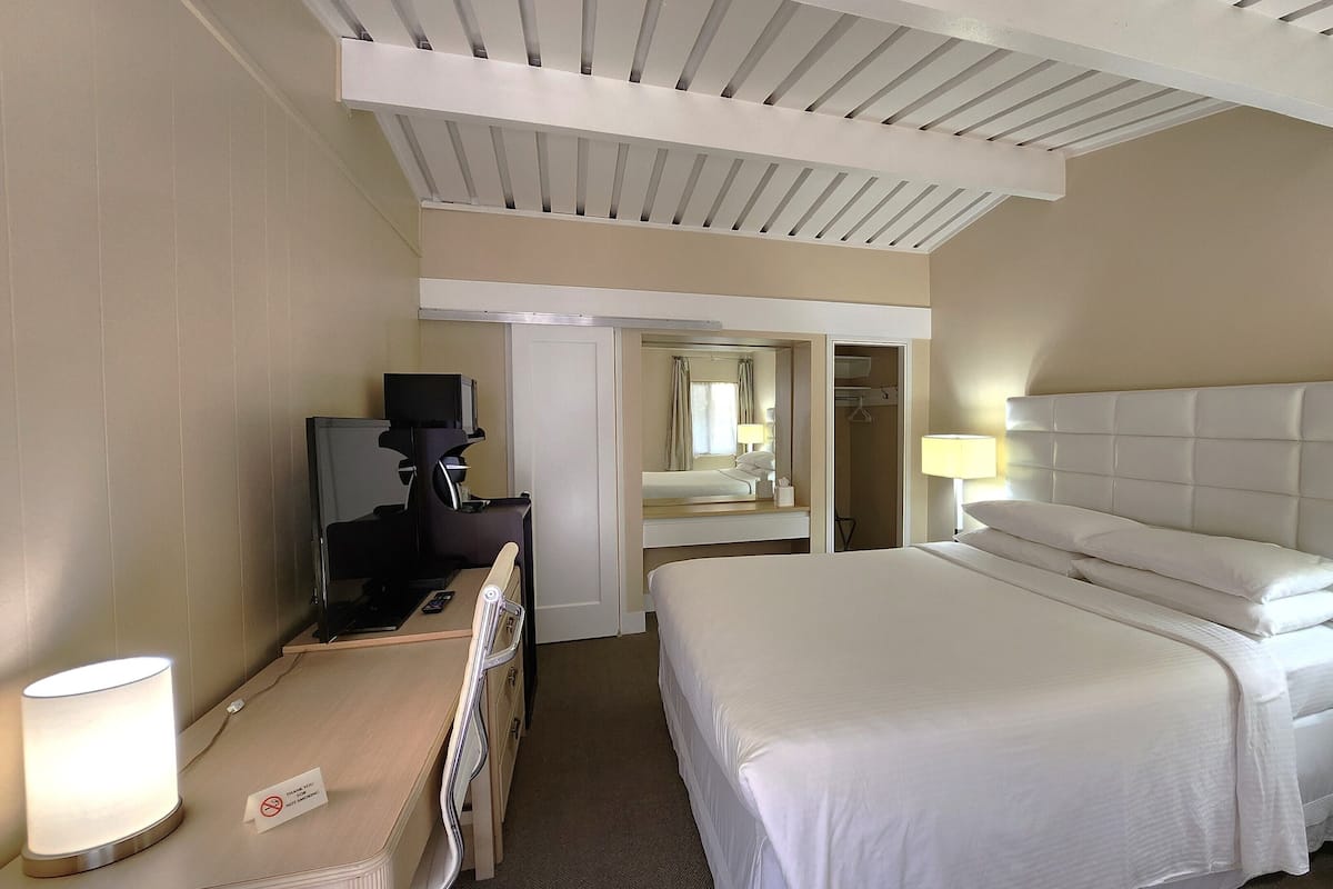 Classic Room, 1 Queen Bed, Non Smoking | Egyptian cotton sheets, premium bedding, desk, laptop workspace