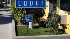 Une enseigne d’hôtel indiquant « Palo Alto Lodge », avec le numéro 3339 inscrit sur le bâtiment.