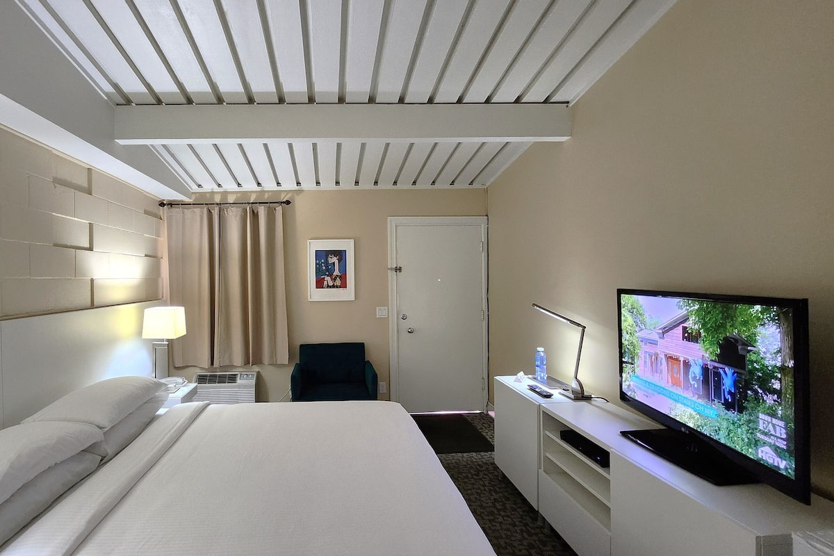 Premium Room, 1 King Bed, Non Smoking | Egyptian cotton sheets, premium bedding, desk, laptop workspace