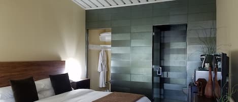 Signature Room, 1 King Bed, Non Smoking | Egyptian cotton sheets, premium bedding, desk, laptop workspace