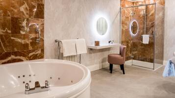 Deluxe Double Suite | Badezimmer | Badewanne und Dusche (separat), kostenlose Toilettenartikel