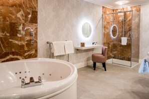 Deluxe Double Suite  | Bathroom
