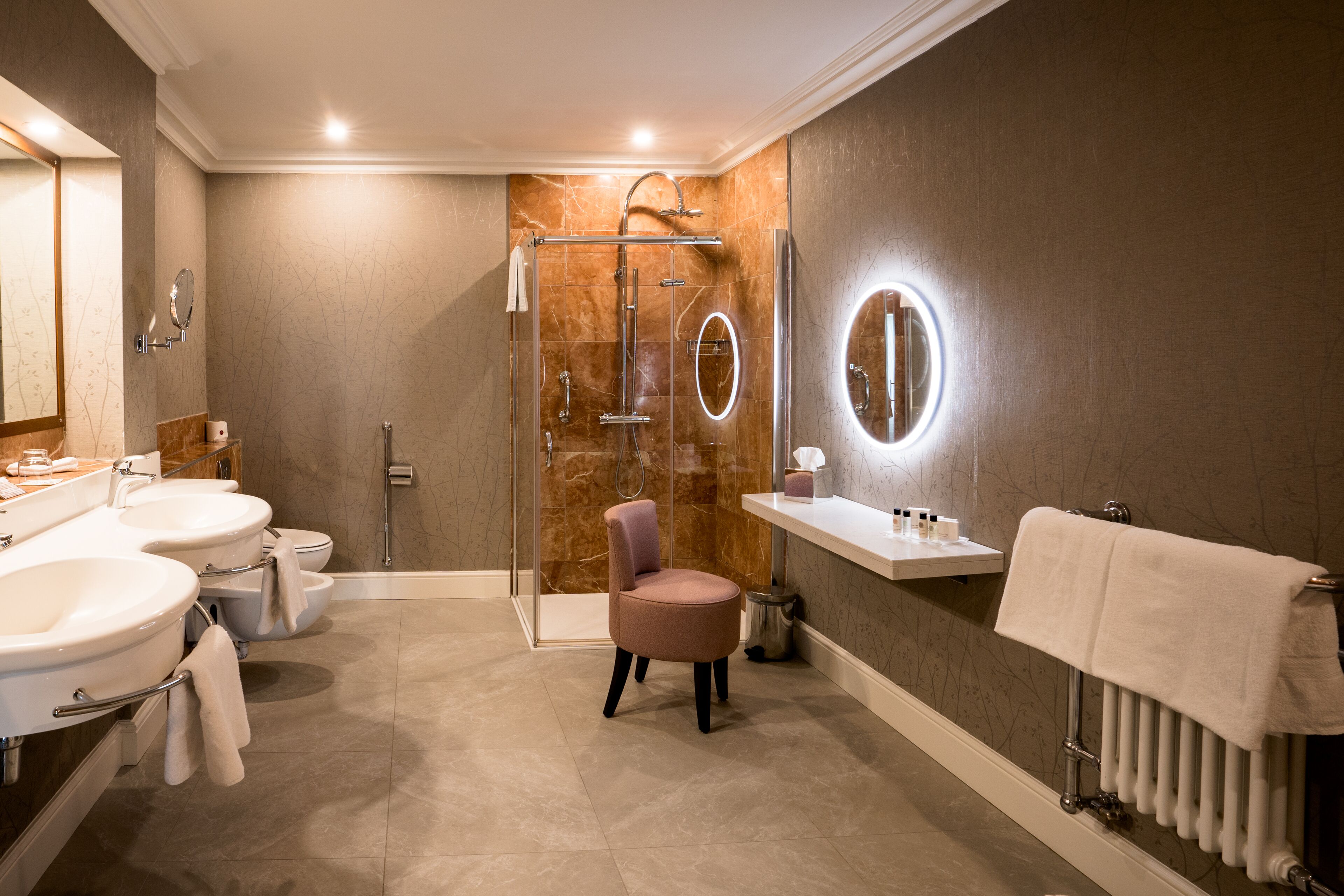 executive suite (double room) | bathroom | separate bathtub and shower, free toiletries, hair dryer, bathrobes