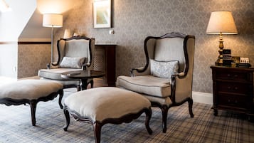 Hochwertige Bettwaren, Betten mit Memory-Foam-Matratzen, Minibar