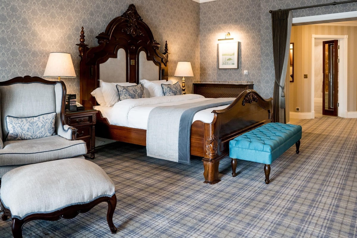 1 bedroom, premium bedding, memory-foam beds, minibar