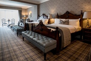 高档床上用品、记忆海绵床垫、迷你吧、客房内保险箱