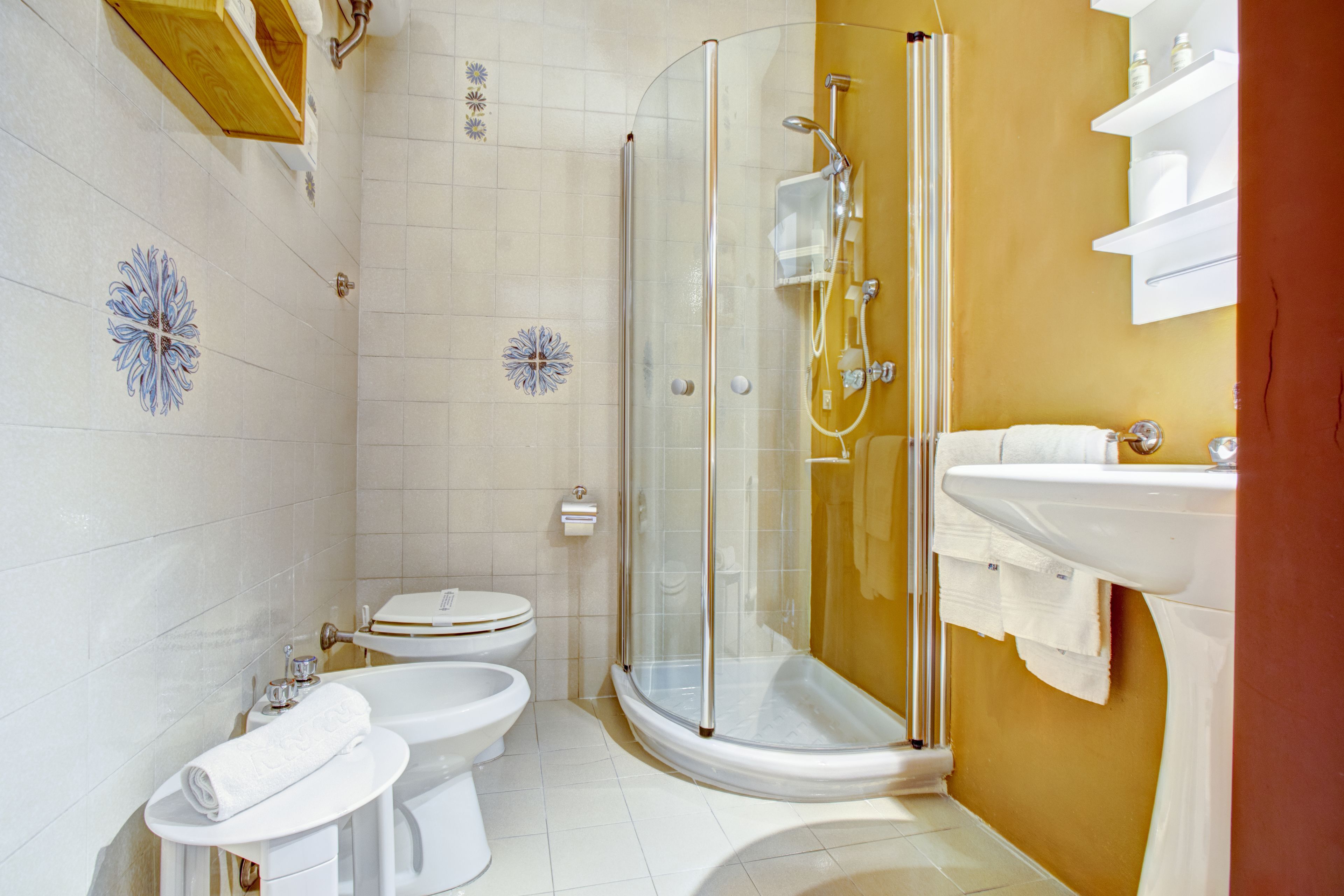single room | bathroom | shower, free toiletries, hair dryer, bidet