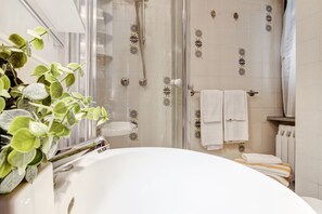 Shower, free toiletries, hair dryer, bidet - Hotel San Lino (Volterra)